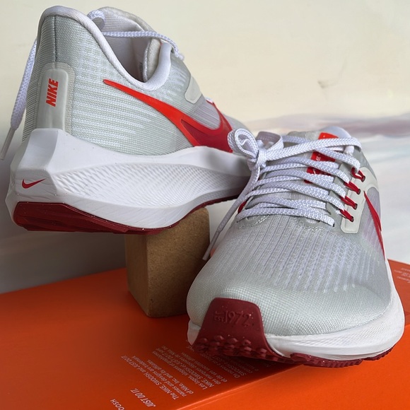 Nike WMNS Pegasus 39
White/Photon Dust/Brght
Crimson/University Red
Road Running - Picture 10 of 16